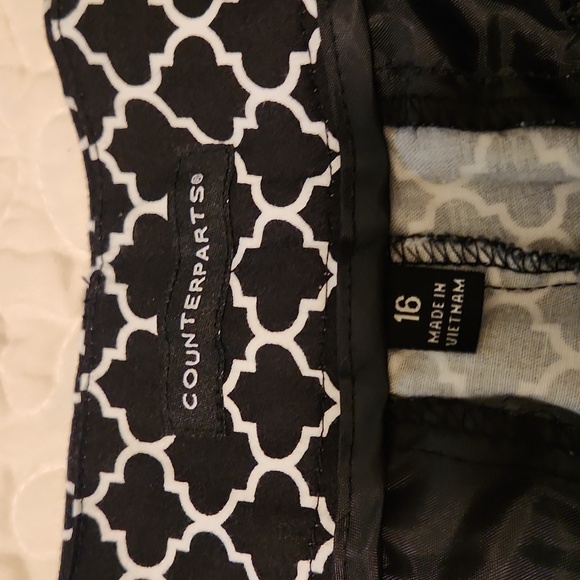 Trellis pattern black and white ankle length pants with back & front pockets - Picture 4 of 5